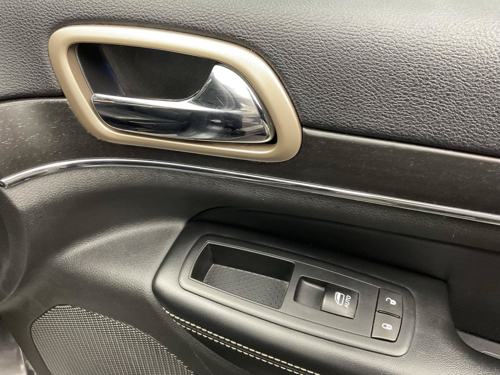 Used 2015 Jeep Grand Cherokee Limited AWD/4WD image 22