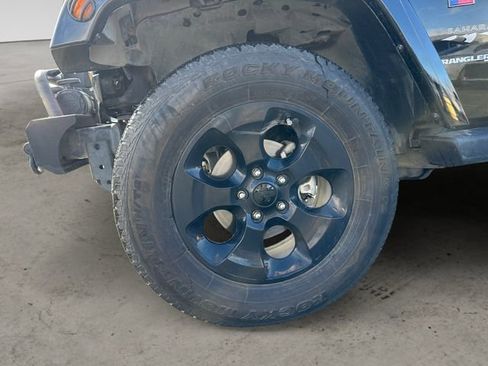 Used 2018 Jeep Wrangler Sahara w/ Connectivity Group AWD/4WD image 14