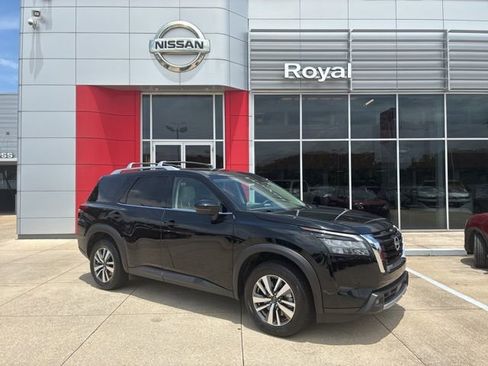 Used 2025 Nissan Pathfinder SL FWD image 1