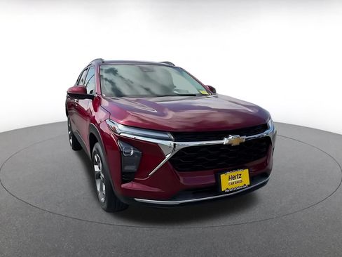 Used 2025 Chevrolet Trax LT FWD image 3