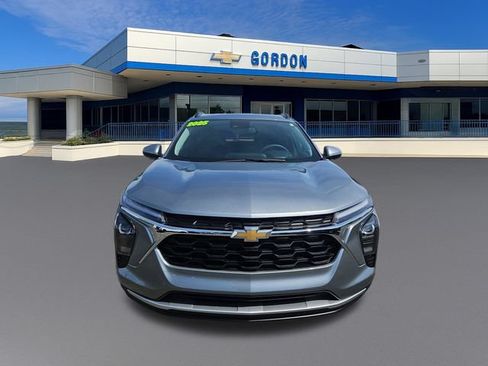 Used 2025 Chevrolet Trax LT FWD image 8