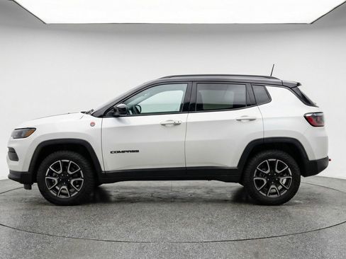 Used 2025 Jeep Compass Trailhawk AWD/4WD image 5