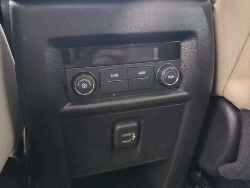 Used 2022 Chevrolet Traverse LS FWD image 17