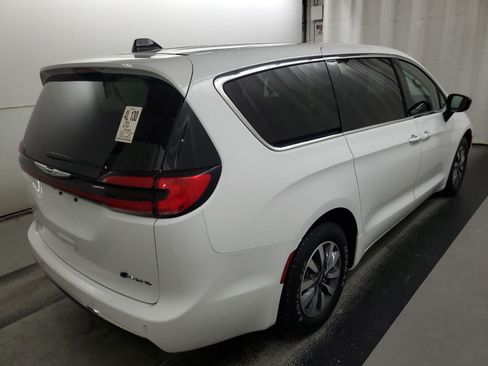 Used 2024 Chrysler Pacifica Limited FWD image 4
