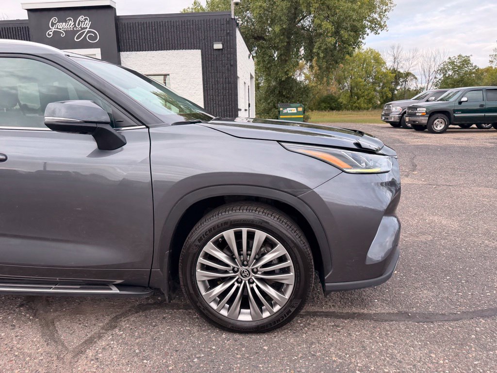 Used 2021 Toyota Highlander Platinum AWD/4WD image 2