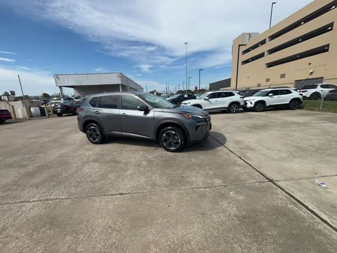Used 2025 Nissan Rogue SV AWD/4WD image 2