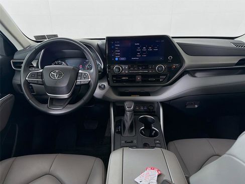 Used 2023 Toyota Highlander XLE image 23