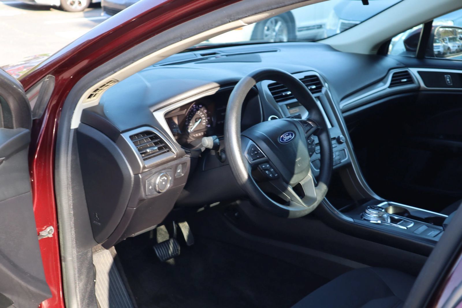 Used 2018 Ford Fusion SE w/ Fusion SE Technology Package FWD image 8