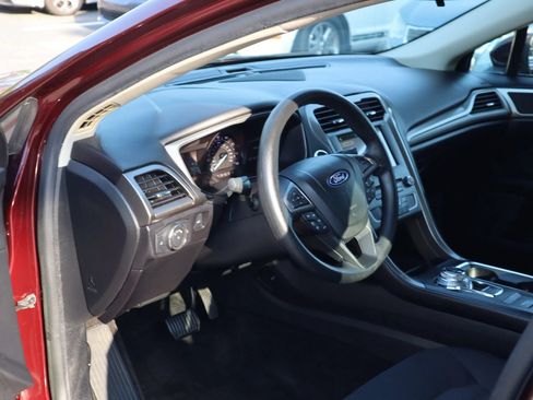Used 2018 Ford Fusion SE w/ Fusion SE Technology Package FWD image 8