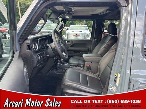 Used 2024 Jeep Wrangler Unlimited Sahara w/ Technology Group AWD/4WD image 17
