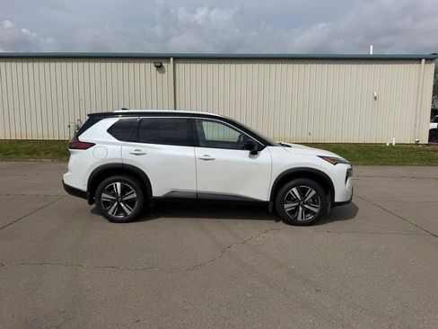 Used 2024 Nissan Rogue SL w/ SL Premium Package image 2