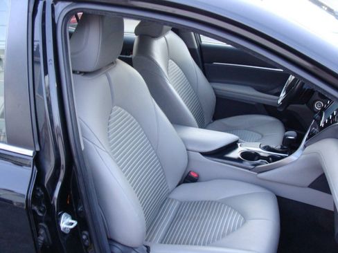 Used 2018 Toyota Camry SE FWD image 17