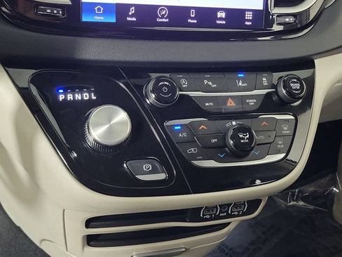 Used 2023 Chrysler Pacifica Touring-L FWD image 30
