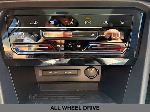 Used 2025 Volkswagen Taos SE w/ Panoramic Sunroof Package AWD/4WD image 23