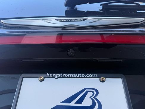 Used 2024 Chrysler Pacifica Touring-L image 12