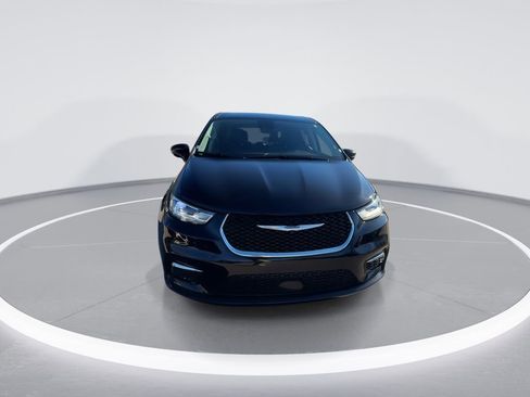 Used 2024 Chrysler Pacifica Touring-L FWD image 3