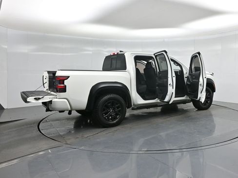 Used 2022 Nissan Frontier SV w/ Technology Package image 6