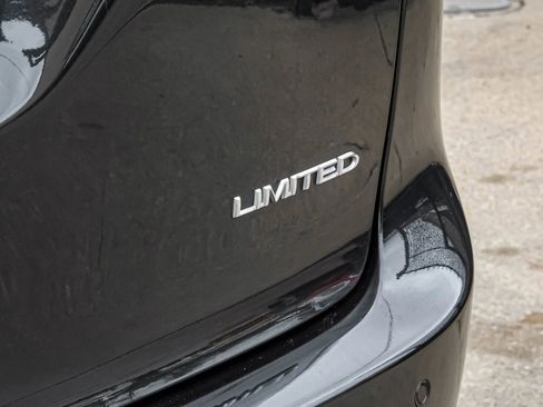 Used 2018 Chrysler Pacifica Limited image 65