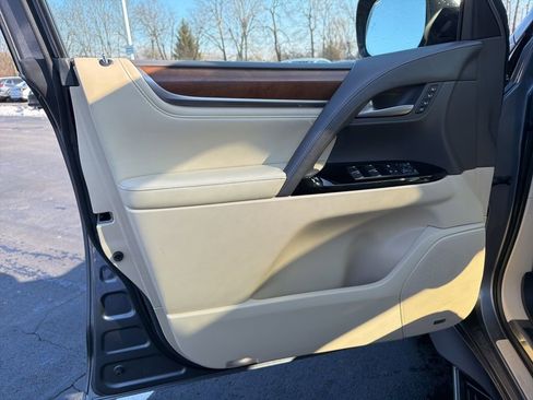 Used 2020 Lexus LX 570 4WD w/ Luxury Package image 21