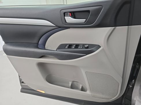 Used 2019 Toyota Highlander XLE image 28