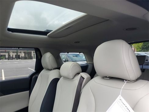 New 2026 Kia Carnival SX w/ SX Dark Edition Package image 8