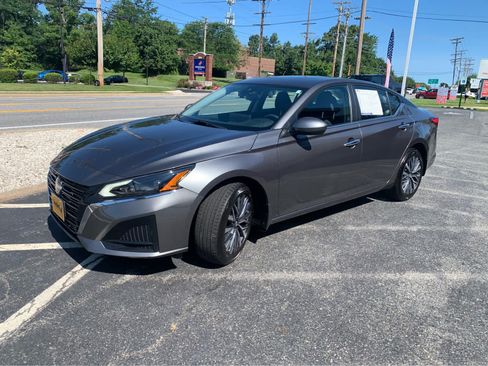 Used 2023 Nissan Altima 2.5 SV w/ SV Premium Package AWD/4WD image 3