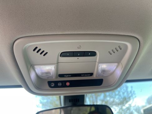 Used 2018 Chevrolet Traverse LT image 19