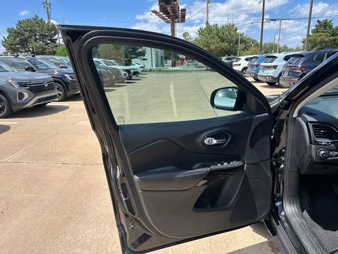 Used 2023 Jeep Cherokee Altitude Lux AWD/4WD image 12