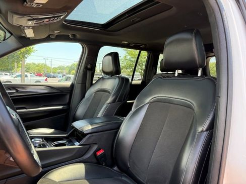 Used 2023 Jeep Grand Cherokee Altitude AWD/4WD image 13