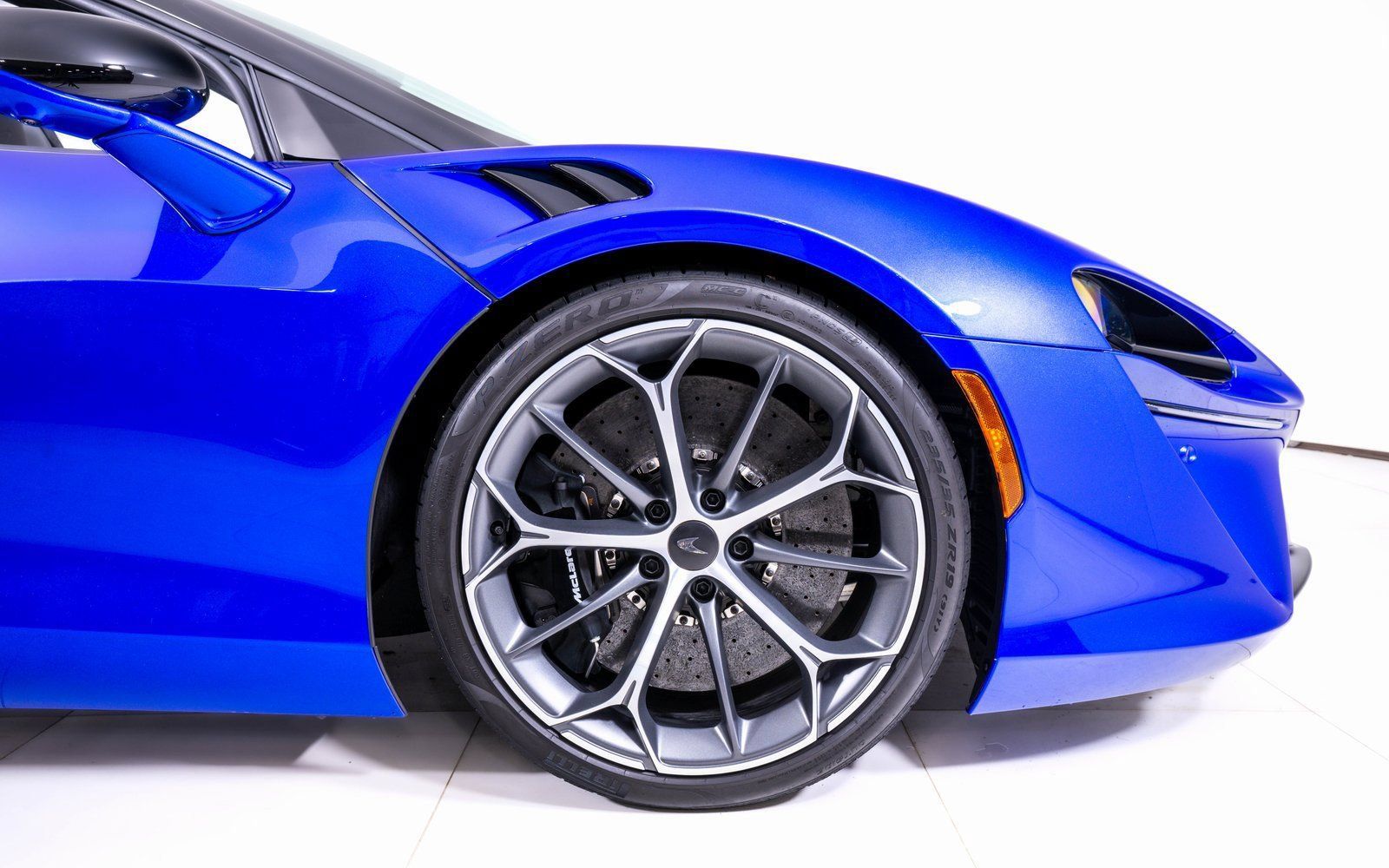 Used 2025 McLaren Artura Spider RWD image 17