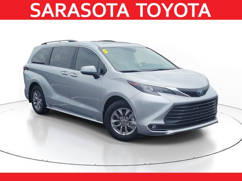 Used 2025 Toyota Sienna XLE FWD image 1