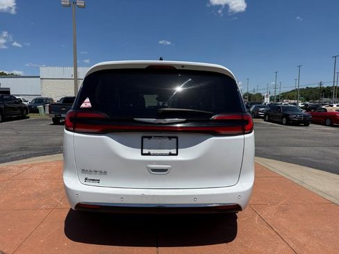 Used 2023 Chrysler Pacifica Touring-L FWD image 5