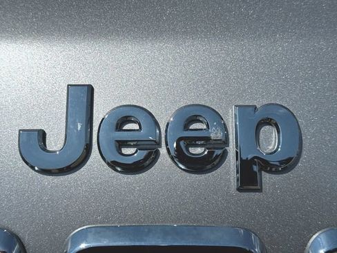 Used 2020 Jeep Cherokee Latitude Plus w/ Cold Weather Group AWD/4WD image 31