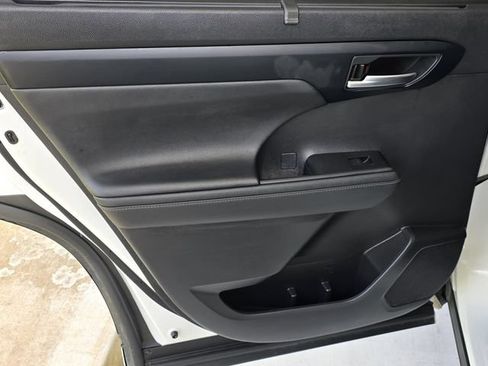 Used 2023 Toyota Highlander XLE FWD image 35