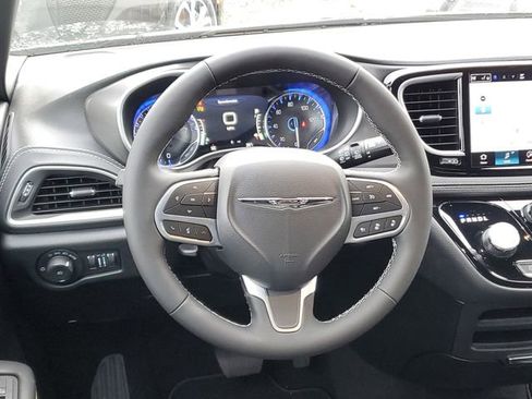 New 2026 Chrysler Pacifica Select image 6