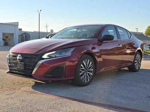 Used 2025 Nissan Altima 2.5 SV FWD image 3