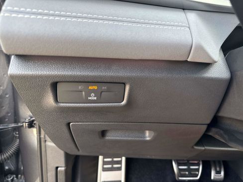 New 2025 Volkswagen Tiguan SE R-Line image 32