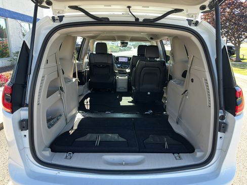 Used 2023 Chrysler Pacifica Touring-L FWD image 15
