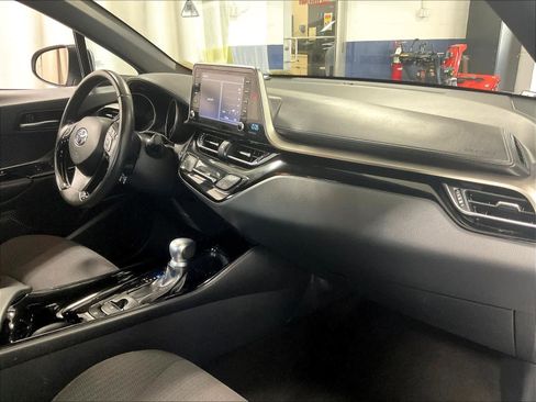 Used 2019 Toyota C-HR XLE image 14