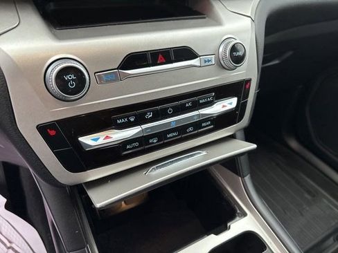 Used 2022 Ford Explorer XLT image 25