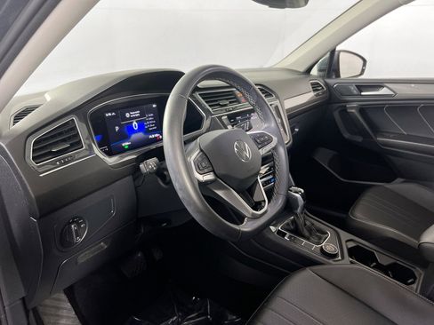 Used 2022 Volkswagen Tiguan SE image 9