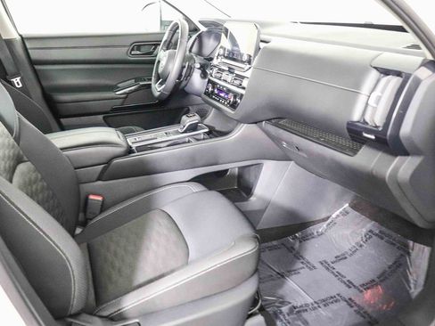 Used 2024 Nissan Pathfinder SV image 16