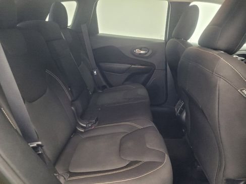 Used 2015 Jeep Cherokee Latitude w/ Cold Weather Group AWD/4WD image 19