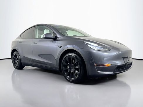 Used 2022 Tesla Model Y Long Range image 3
