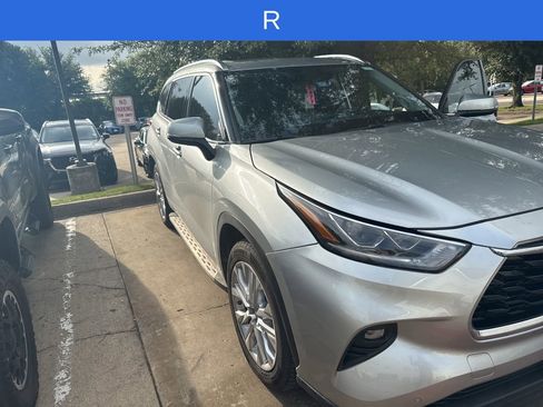 Used 2022 Toyota Highlander Limited FWD image 2
