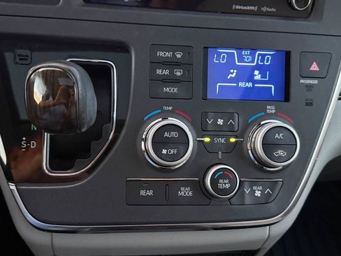 Used 2019 Toyota Sienna XLE FWD image 46