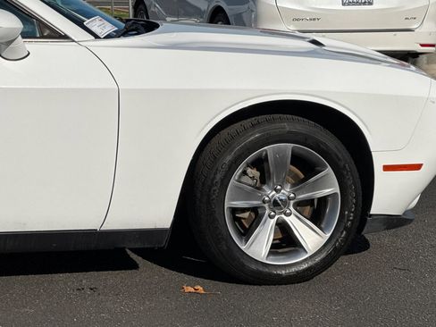 Used 2015 Dodge Challenger SXT image 33