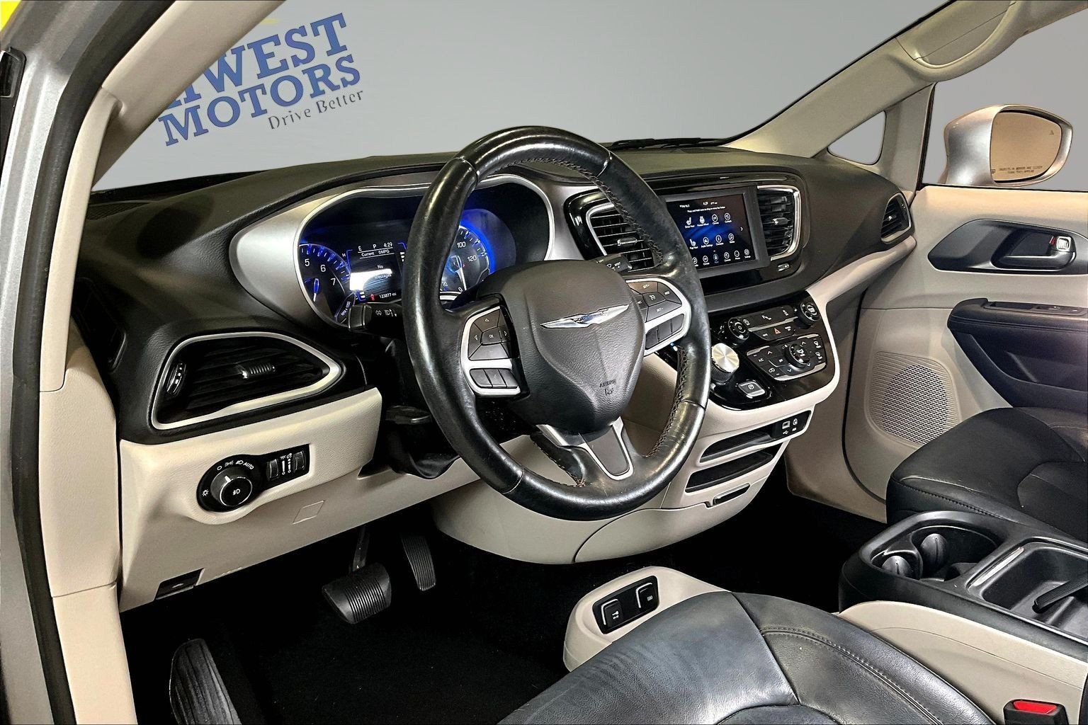 Used 2020 Chrysler Pacifica Touring-L w/ Tire & Wheel Group FWD image 17