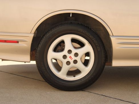 Used 1997 Oldsmobile Cutlass Supreme SL FWD image 32