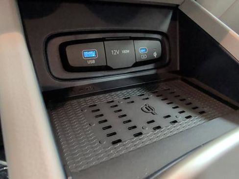 Used 2025 Hyundai Venue Limited FWD image 24